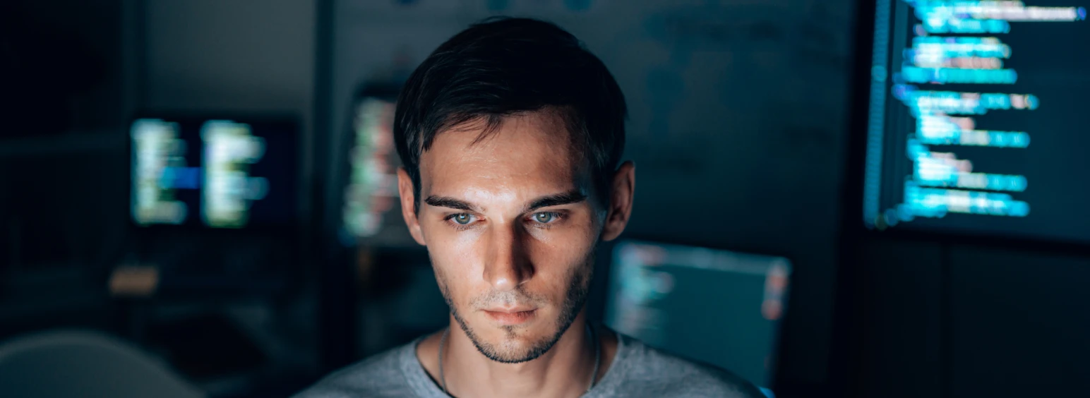 Persona investigando